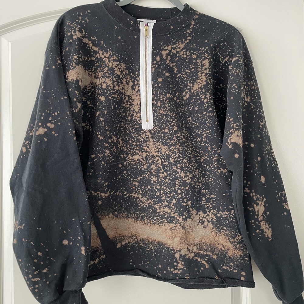 Cropped acid wash crew neck sweatshirt w/ skull